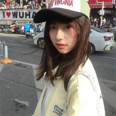 院子里的女人海报