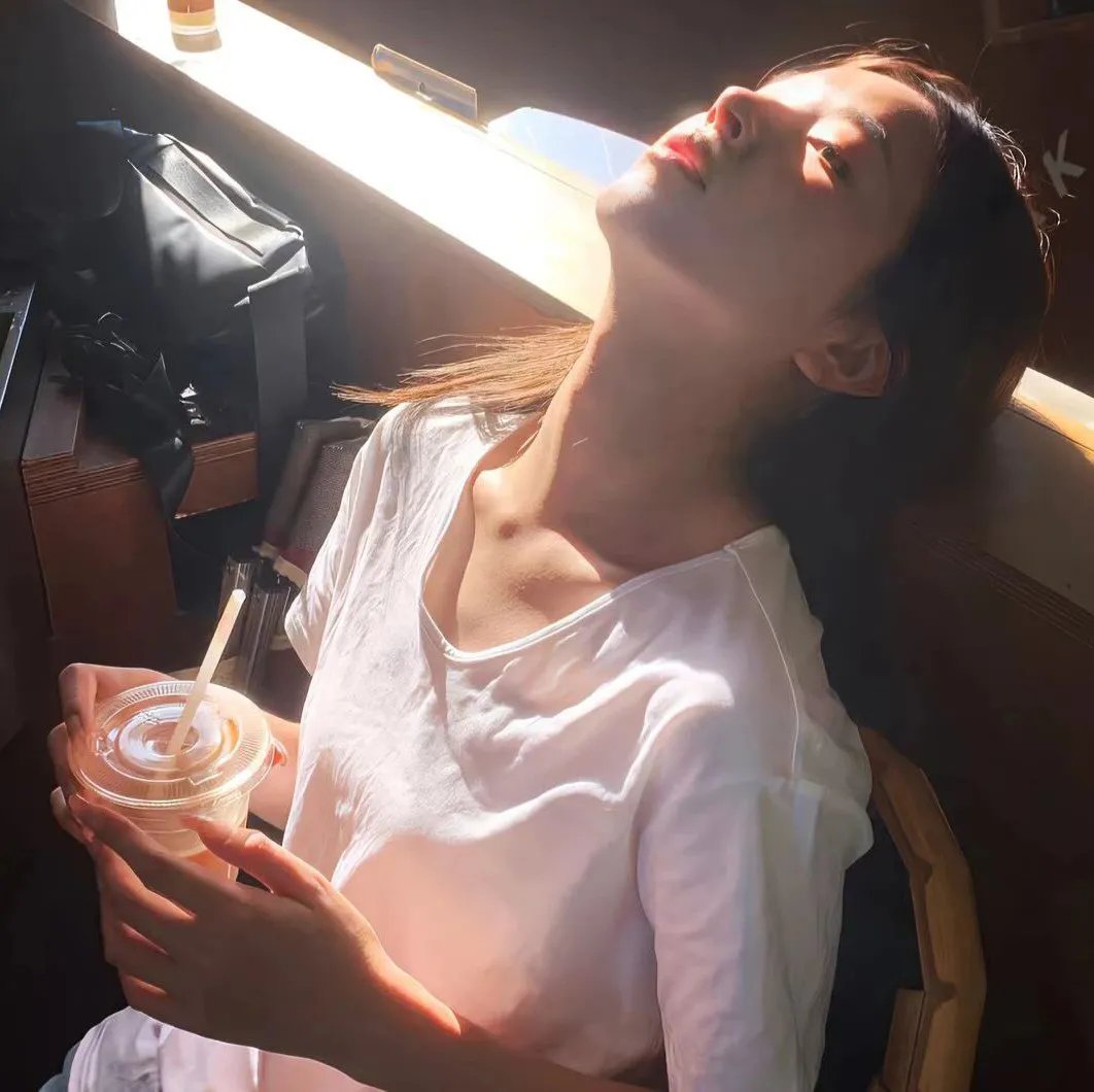 那个静默的阳光午后海报